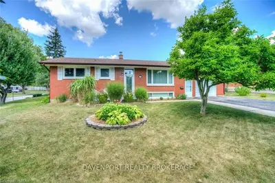 292 PANORAMA Crescent, London South, ON N5Z 3H3