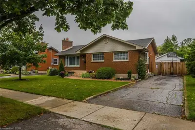 42 FRONTENAC Road, London South, ON N5Z 3Y3