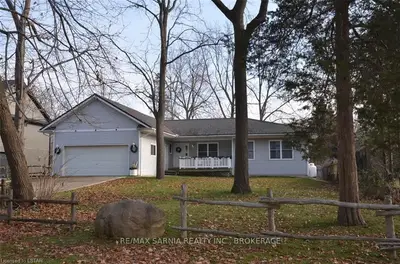 5471 BEACH Street, Lambton Shores, ON N0N 1J7