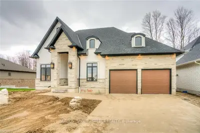 10 OSCAR DAVIS Court, Strathroy-Caradoc, ON N7G 0G3