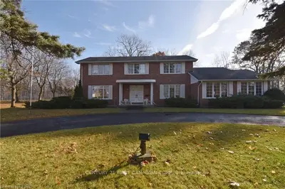 589 Victoria Street, Strathroy-Caradoc, ON N7G 3C2