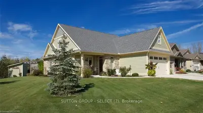 25 DEERFIELD Road, Lambton Shores, ON N0M 1T0