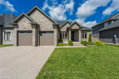 1566 LOGANS Trail, London South, ON N6K 0E4