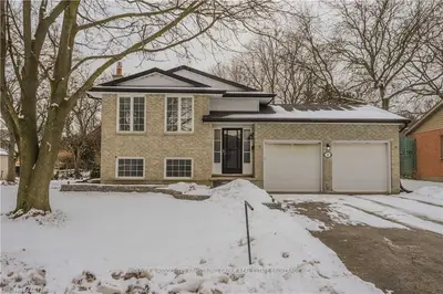 11 FAIRLANE Crescent, London South, ON N6K 3E1