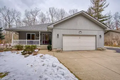 8372 OAKWOOD Drive, Lambton Shores, ON N0M 1T0