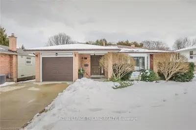 34 COACHWOOD Crescent, London South, ON N6K 3C9
