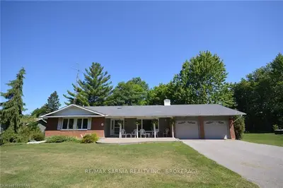 5164 LAKESHORE Road, Plympton-Wyoming, ON N0N 1J6