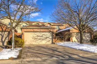 70 SUNNYSIDE Drive 16, London North, ON N5X 3W4
