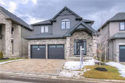 1061 EAGLETRACE Drive 165, London North, ON N6G 0T3