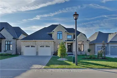 253 CASTLEHILL Close, London North, ON N6G 0K4