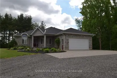 28700 DOLPHIN Road, Strathroy-Caradoc, ON N7G 3H7