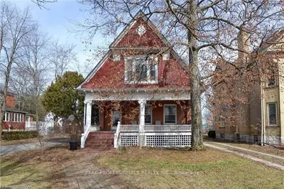 4082 PETROLIA Line, Petrolia, ON N0N 1R0