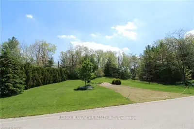 10094 JENNISON Crescent, Lambton Shores, ON N0M 1T0