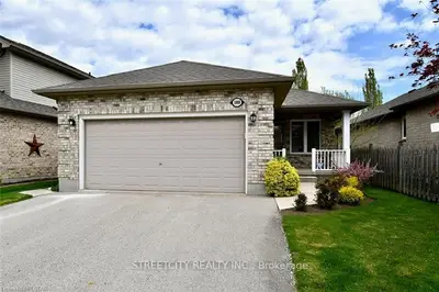 1008 SOUTH WENIGE Drive, London North, ON N5X 4G4