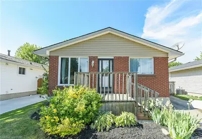 24 STROUD Crescent, London South, ON N6E 1Z6