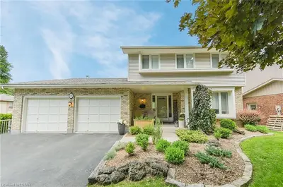 8 ROBINWOOD Crescent, London South, ON N6K 3B4