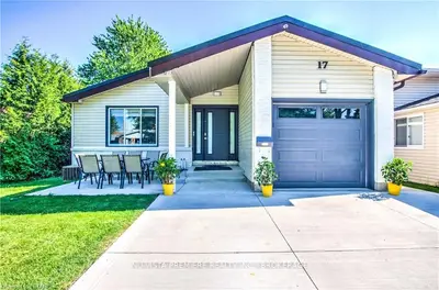 17 BEECHBANK Crescent, London South, ON N6E 2N9