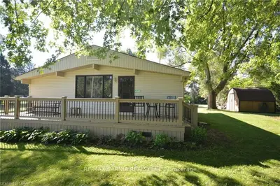 4683 LAKESIDE Street, Plympton-Wyoming, ON N0N 1J6