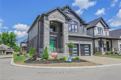 1061 Eagletrace Drive 160, London North, ON N6G 0K7