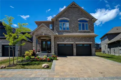 1061 EAGLETRACE Drive 39, London North, ON N6G 0E9