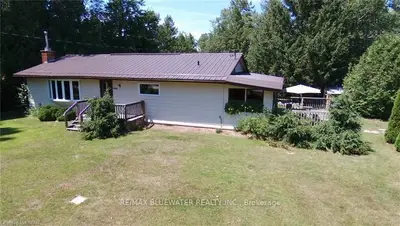 6532 SUNSET Avenue, Lambton Shores, ON N0N 1J0