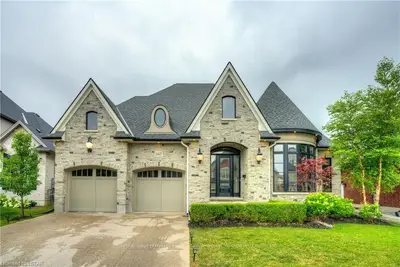 2405 Meadowlands Way, London North, ON N6G 5L8