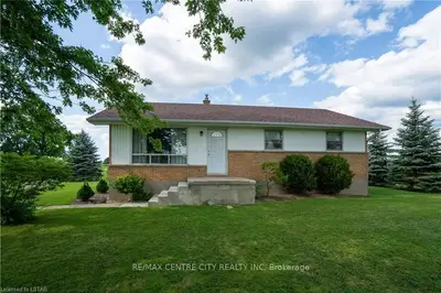 8228 ROKEBY Line, Brooke-Alvinston, ON N0N 1A0