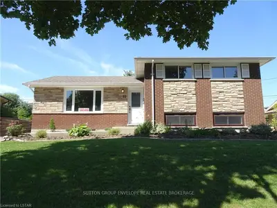 11 STORMONT Drive, London South, ON N5Z 3Z4