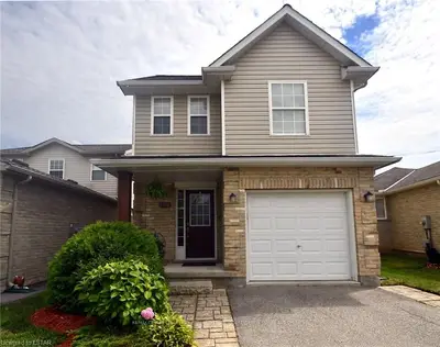 1866 BLOOM Crescent, London North, ON N5X 4N2