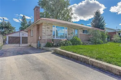 417 CHIPPENDALE Crescent, London South, ON N5Z 3G1