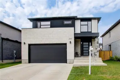 2043 WESTWICK Walk, London South, ON N6P 0A2