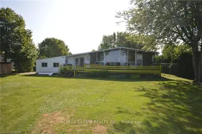 4702 LAKESIDE Street, Plympton-Wyoming, ON N0N 1J6