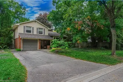 100 WAKEFIELD Crescent, London North, ON N5X 1Z8