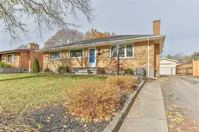34 TRILLIUM Crescent, London East, ON N5Y 4T4