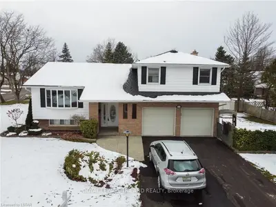 1 RUNNYMEDE Crescent, London North, ON N6G 1Z7