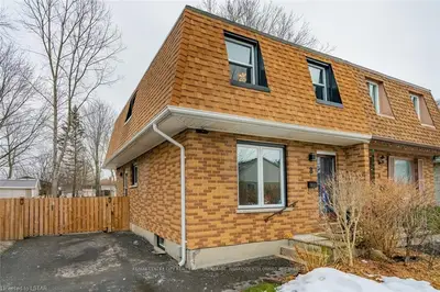 8 AUGUSTA Crescent, London South, ON N6E 2E1