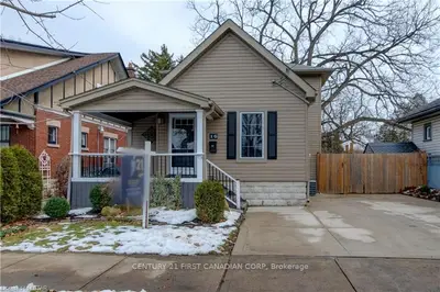 16 LOCKYER Street, London South, ON N6C 3E5
