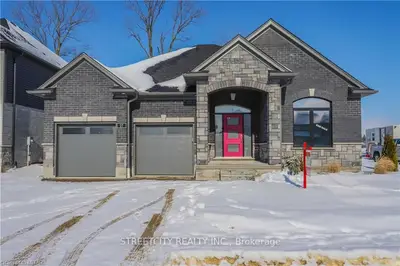 1061 EAGLETRACE Drive 27, London North, ON N6G 0E9