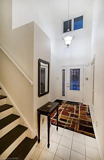 9 MORAINE Crescent, London North, ON N6G 4Y8