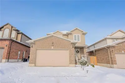 1122 OAKCROSSING Road, London North, ON N6H 0E9
