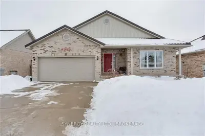 82 Laura Lane, Strathroy-Caradoc, ON N7G 4K9