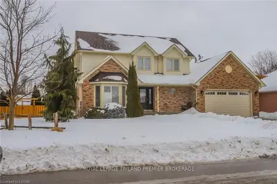 23 PARKVIEW Crescent, Strathroy-Caradoc, ON N7G 4A3