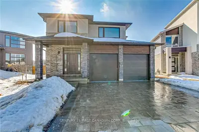2221 WATEROAK Drive, London North, ON N6G 0R1