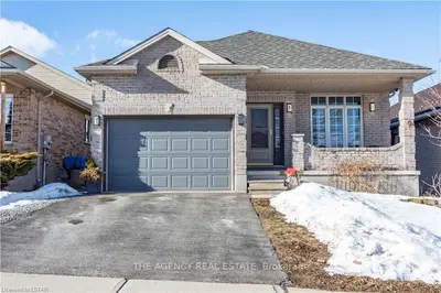 857 CRESTHAVEN Crescent, London South, ON N6K 4W4