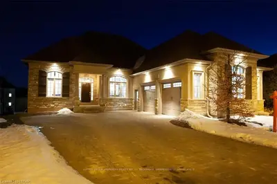 208 DELACOURT Road, London North, ON N6G 0H3