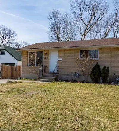 242 RAPLEY Street, Strathroy-Caradoc, ON N7G 3E6