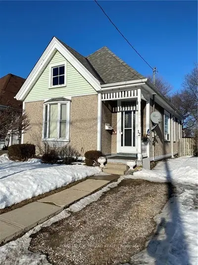 12 OAK Street, London East, ON N5Z 2H6