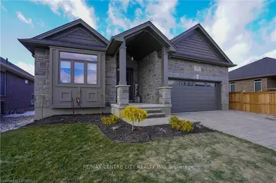 92 COLLINS Way, Strathroy-Caradoc, ON N7G 0G2