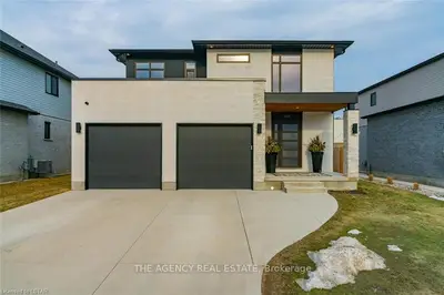 1231 EAGLETRACE Court, London North, ON N6G 0T3
