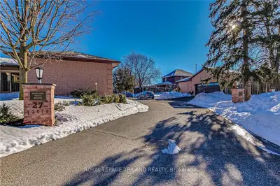27 GREEN HEDGE Lane 1, London North, ON N6H 4Y6